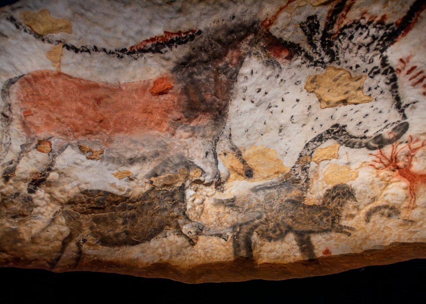 Detail of the facsimile’s painted wall: a red deer, horses and signs
