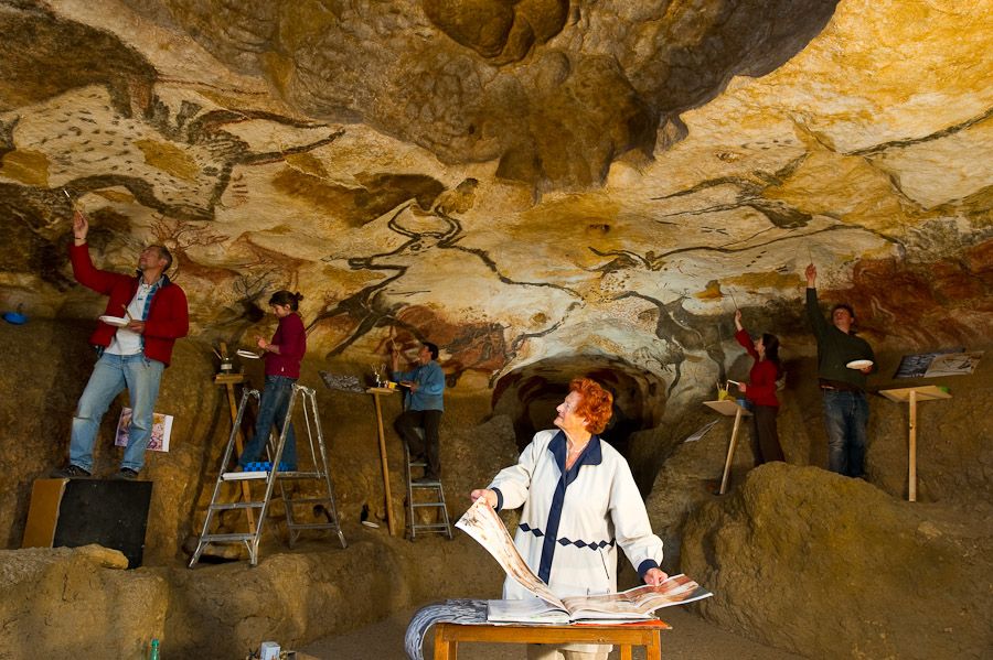 Monique Peytral and her team painting the vault of Lascaux II